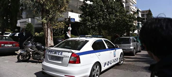 Ένοπλη ληστεία στην Βουλιαγμένη – Κράτησαν όμηρο γνωστή δικηγόρο και το παιδί της